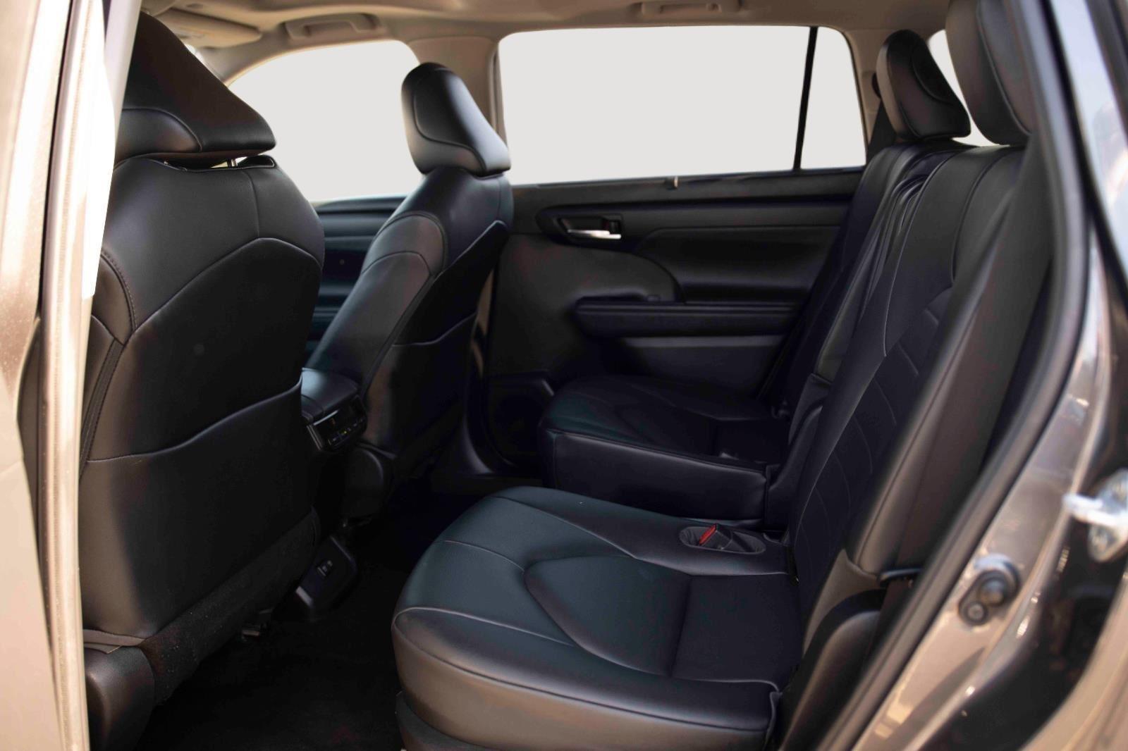 2021 Toyota Highlander XLE photo 13