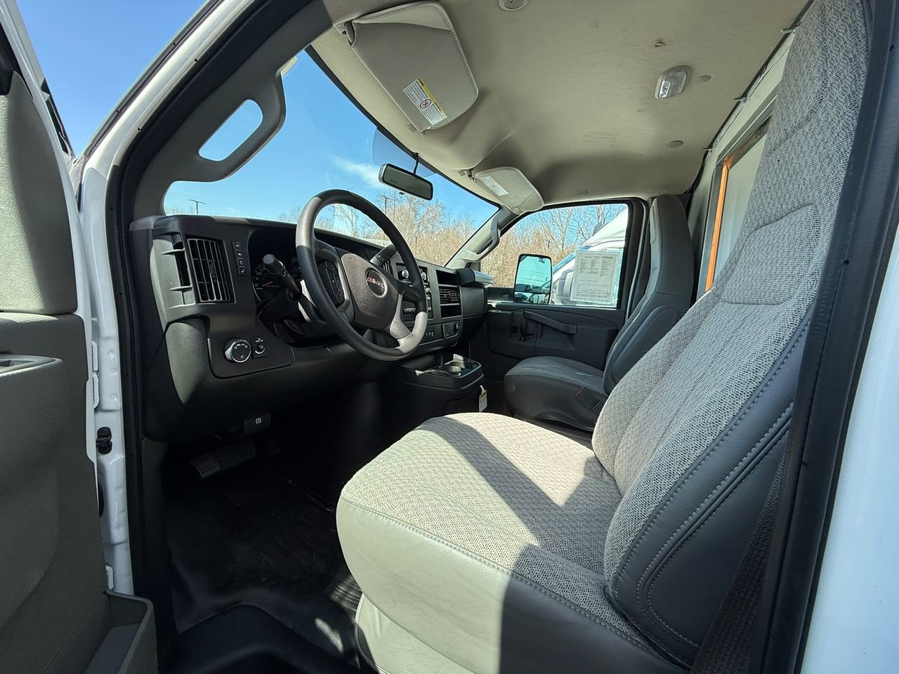 2024 Gmc Savana Cutaway photo 2