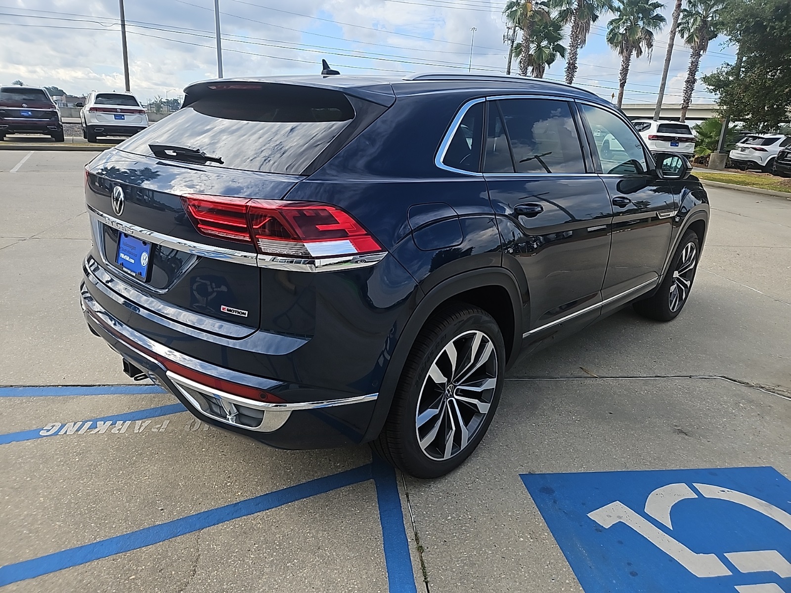 2022 Volkswagen Atlas Cross Sport V6 SEL Premium R-Line photo 4