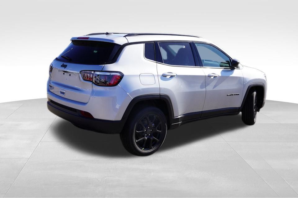 2025 Jeep Compass Latitude photo 3