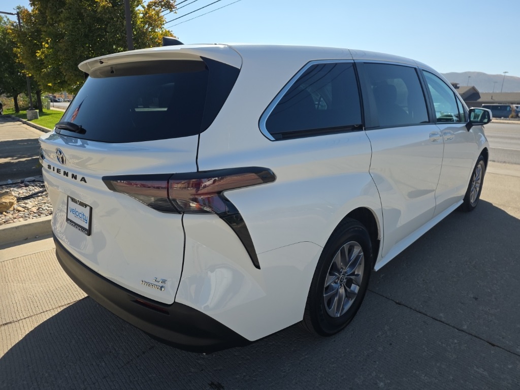 2023 Toyota Sienna LE photo 3
