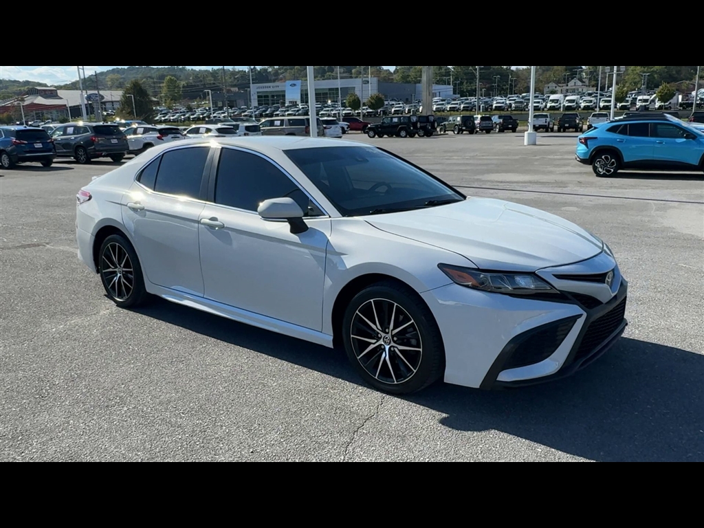 2022 Toyota Camry SE photo 2