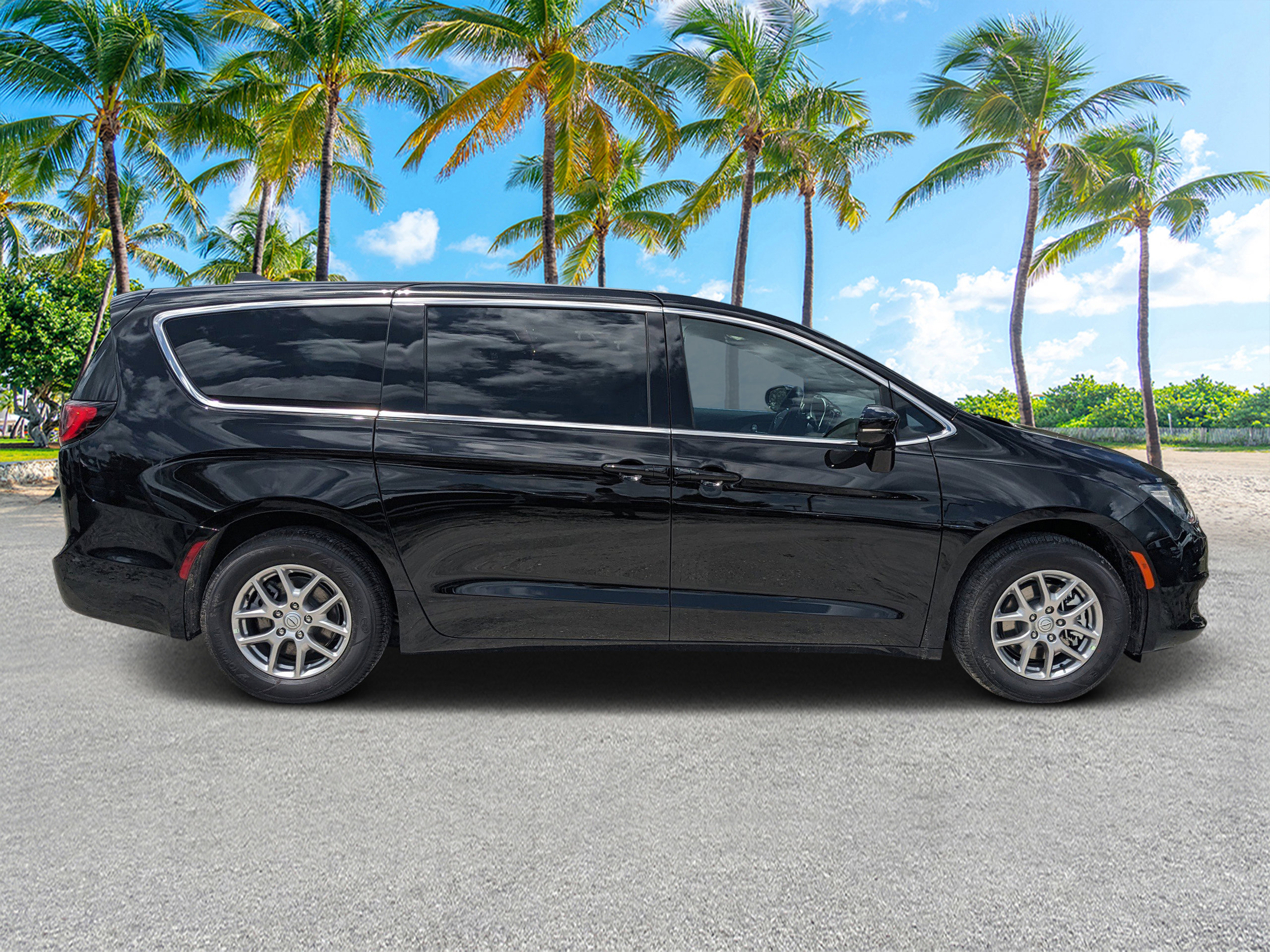 2025 Chrysler Voyager LX photo 2