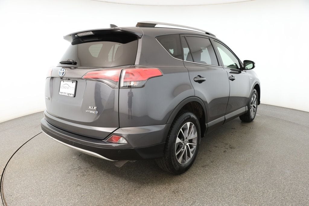 2018 Toyota RAV4 Hybrid XLE photo 3