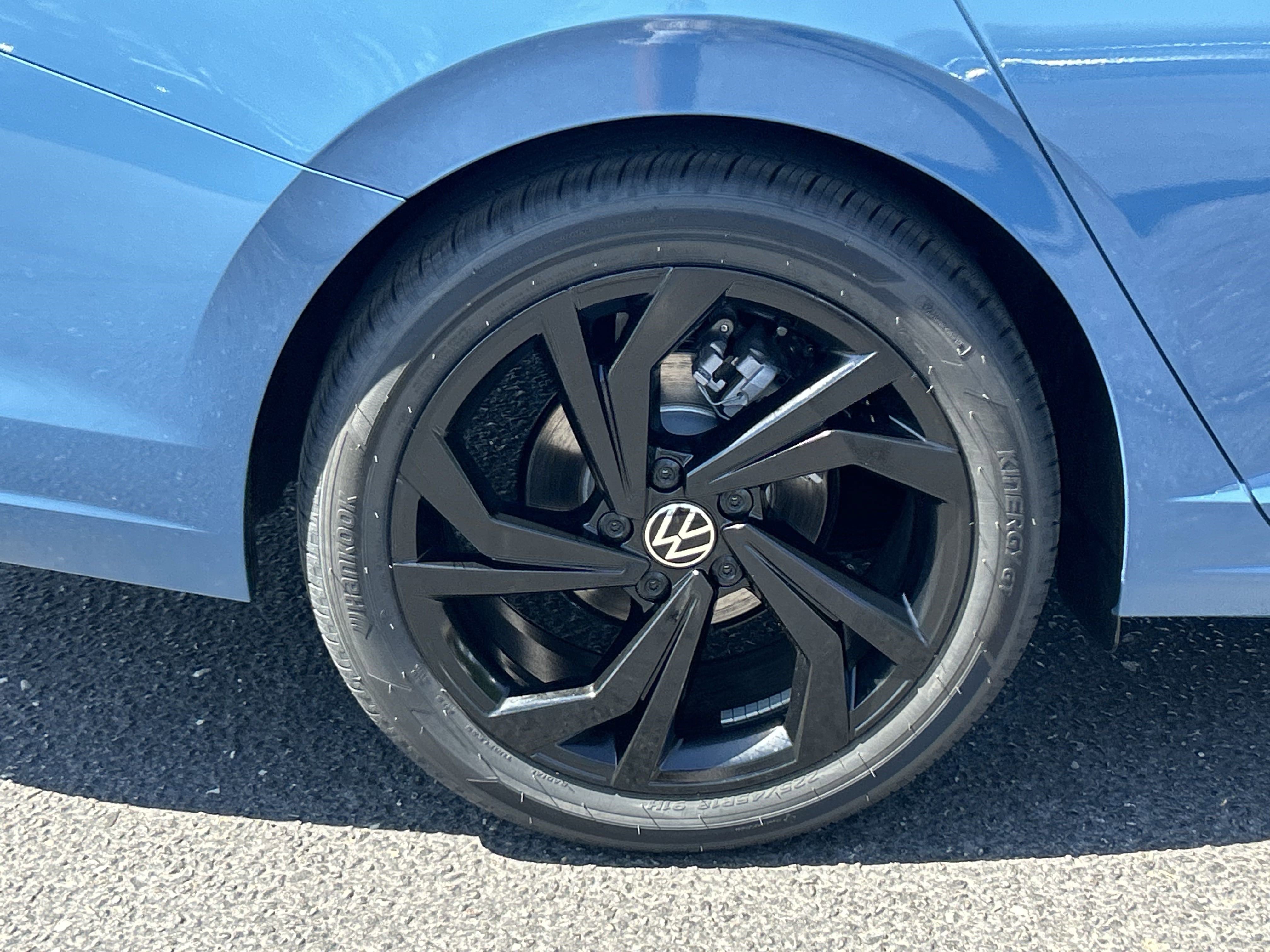 2025 Volkswagen Jetta SE photo 2
