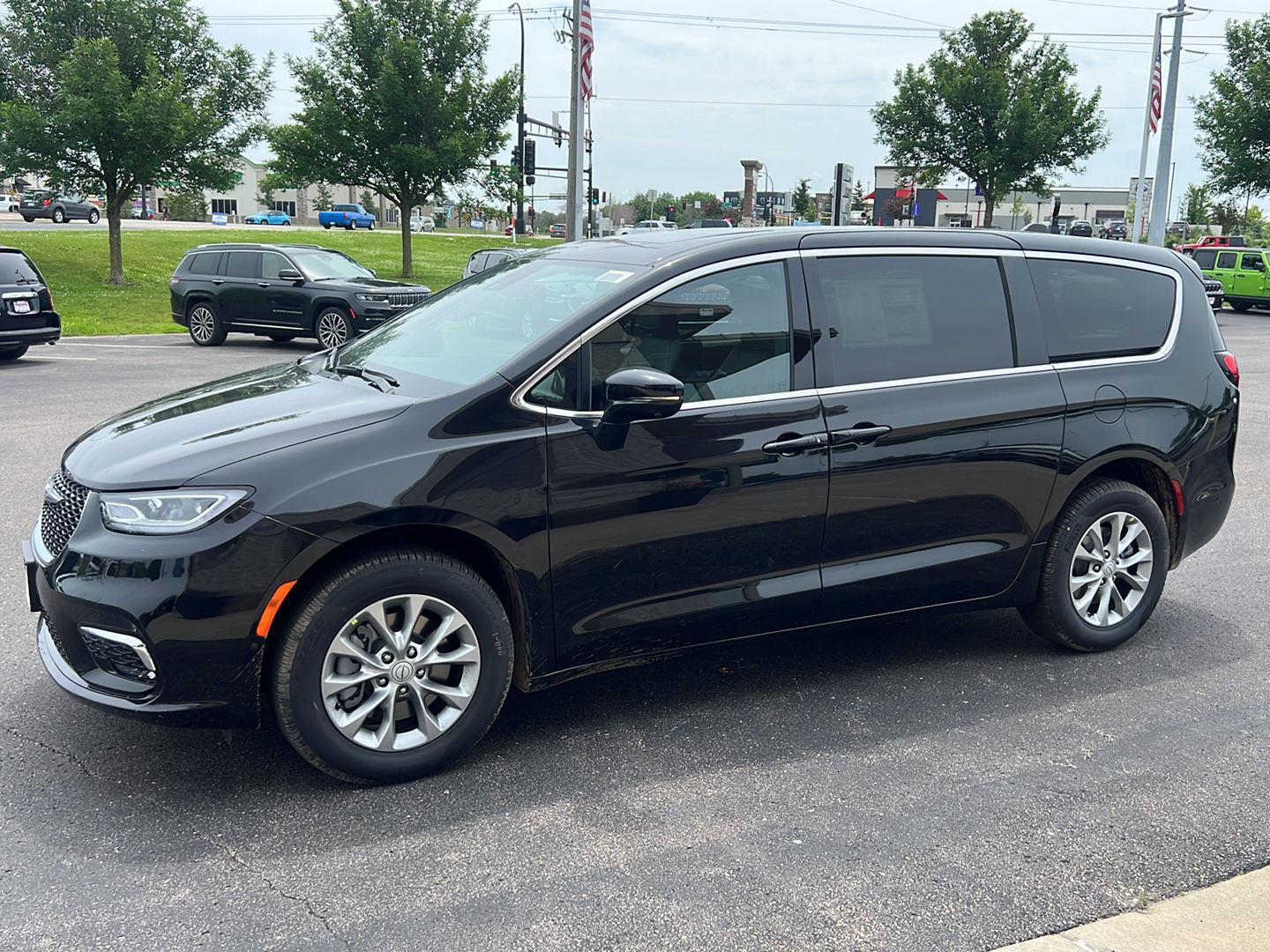 2025 Chrysler Pacifica Select's photo