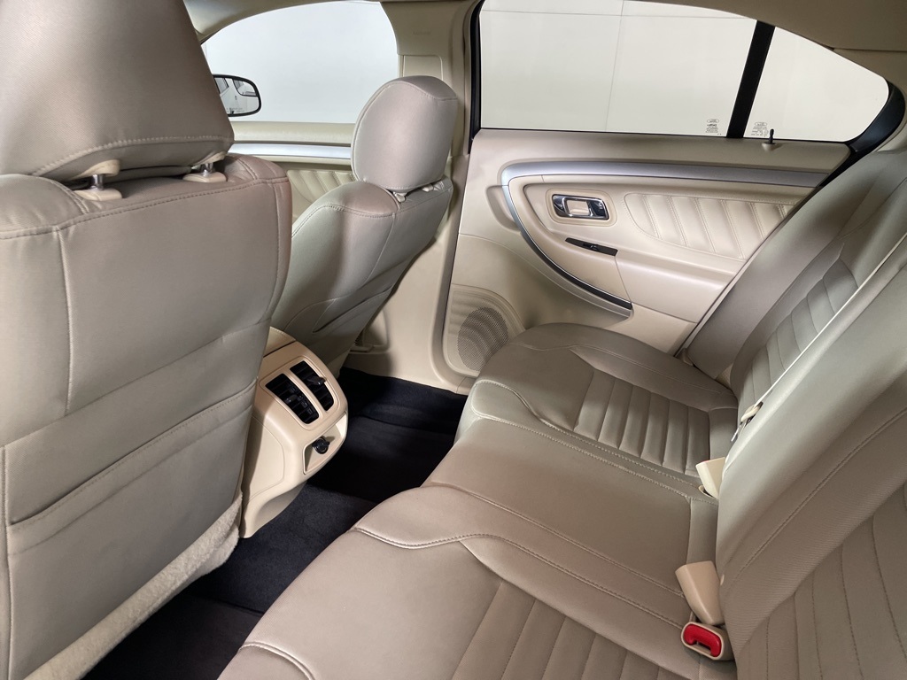 2018 Ford Taurus SE photo 33