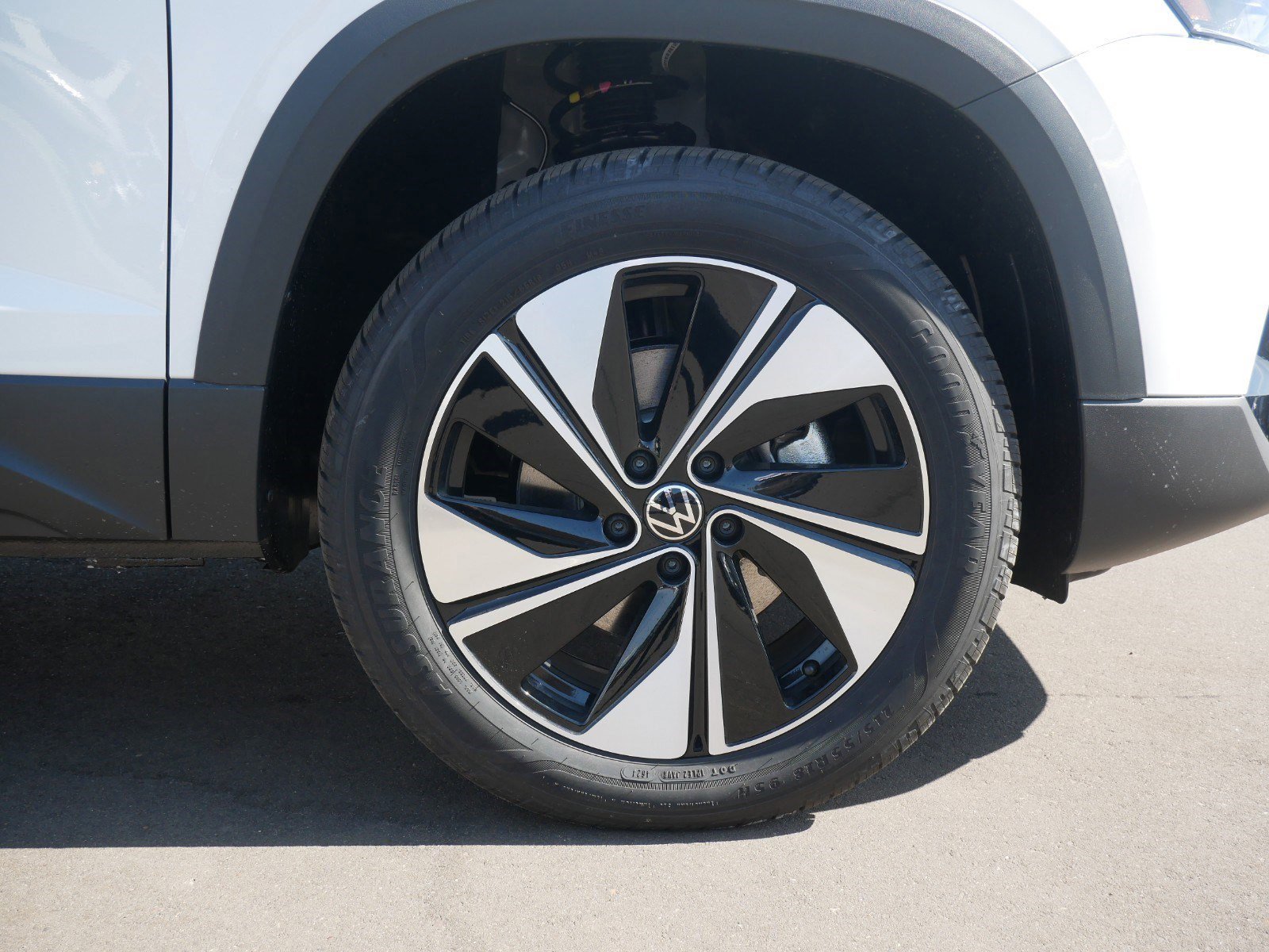 2025 Volkswagen Taos SE photo 5