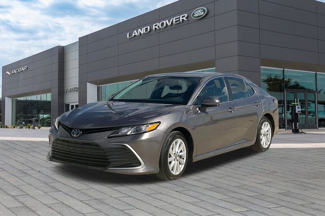 2024 Toyota Camry LE's photo