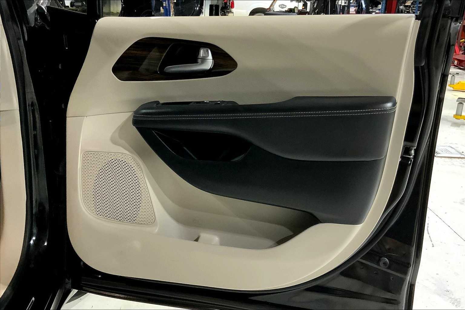 2023 Chrysler Pacifica Limited photo 21