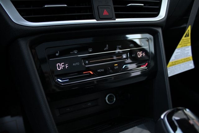 2025 Volkswagen Taos SE photo 4
