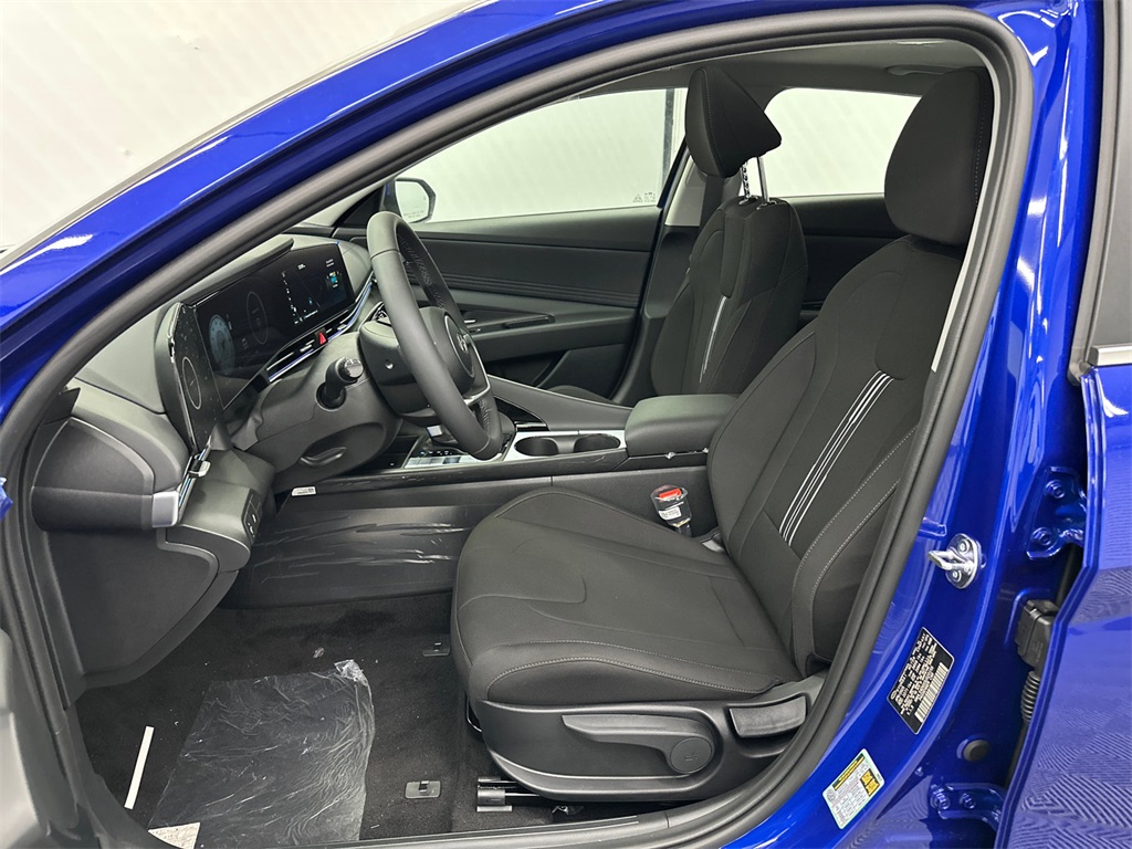 2025 Hyundai Elantra SEL Convenience photo 9