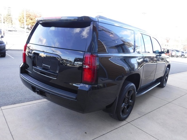 2018 Chevrolet Suburban LT photo 2