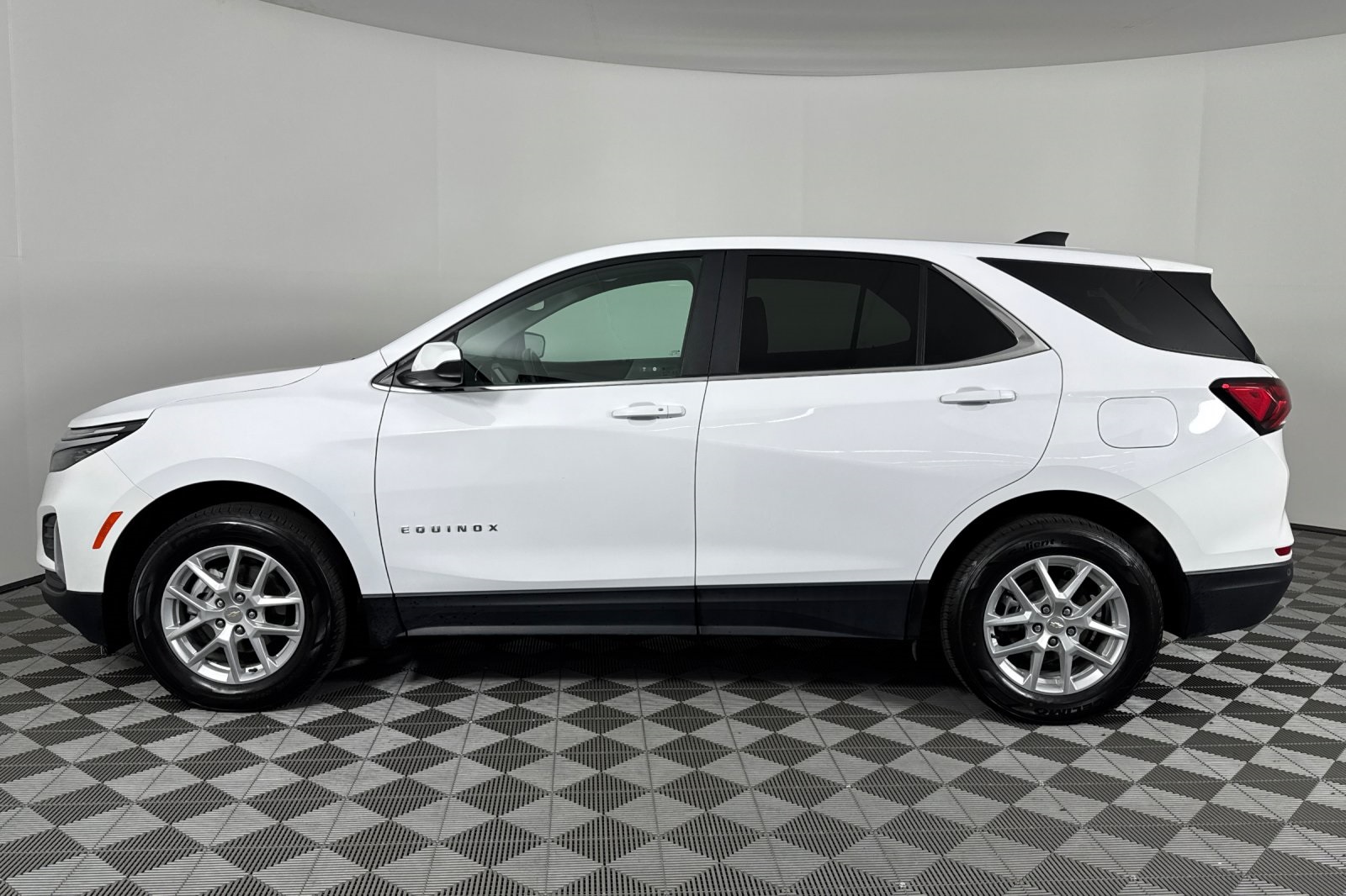 2024 Chevrolet Equinox LT photo 4