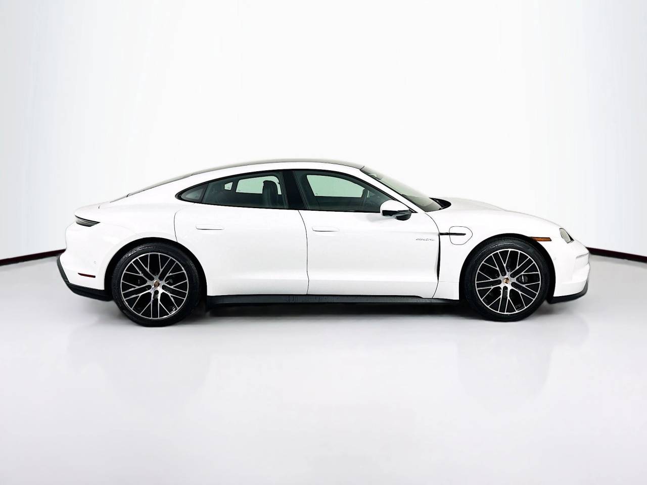 2025 Porsche Taycan photo 4