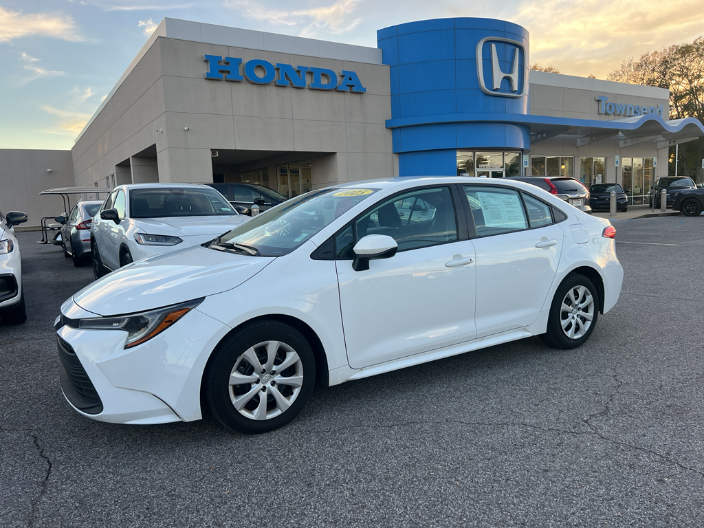 2025 Toyota Corolla LE's photo