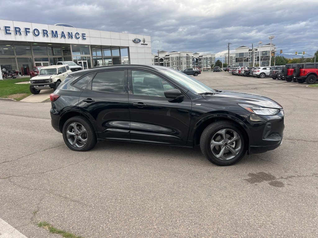 2023 Ford Escape ST-Line photo 2