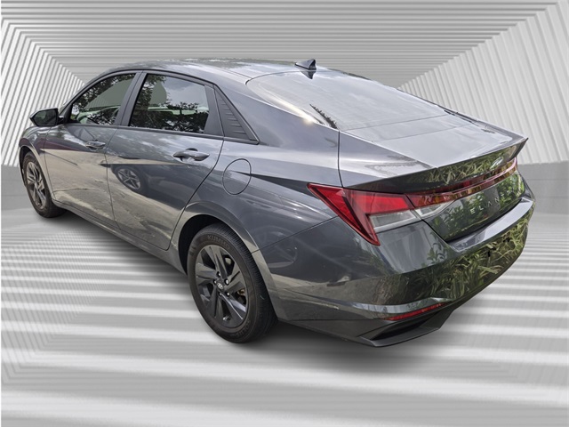 2023 Hyundai Elantra SEL photo 3