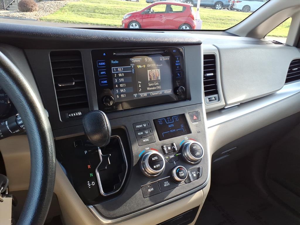 2015 Toyota Sienna LE photo 17