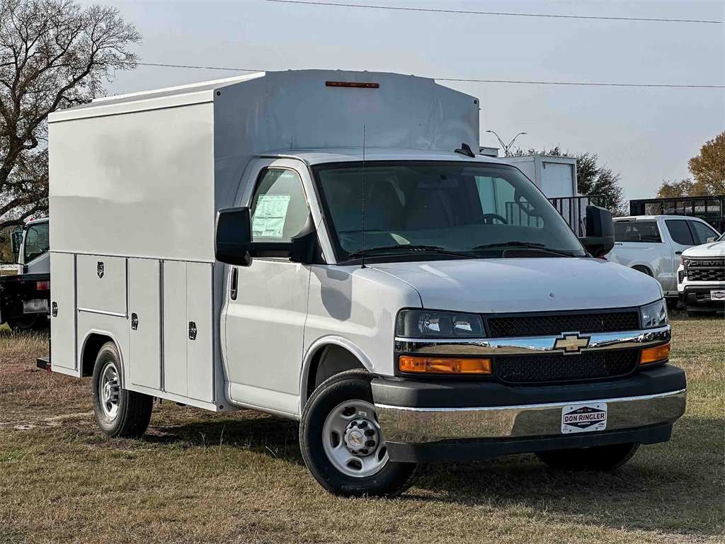2025 Chevrolet Express Cutaway Base's photo