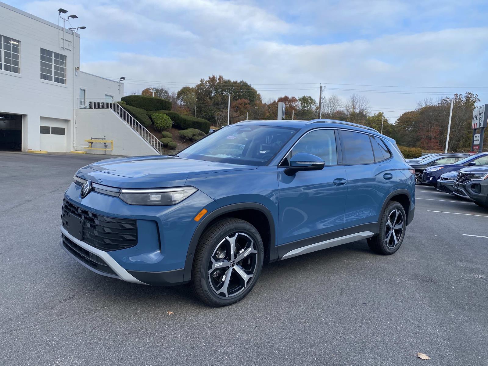 2026 Volkswagen Tiguan SE's photo