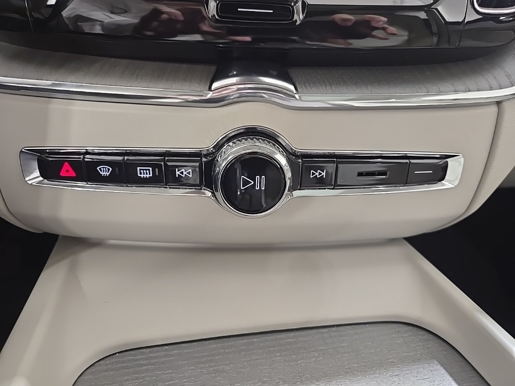2025 Volvo XC60 B5 Plus photo 15
