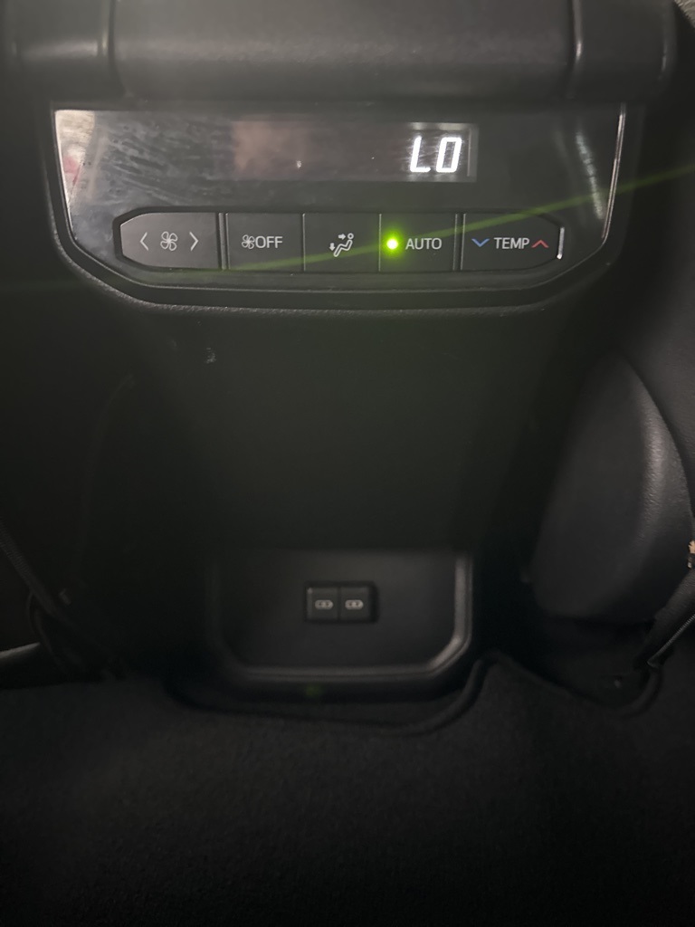 2022 Toyota Highlander LE photo 24