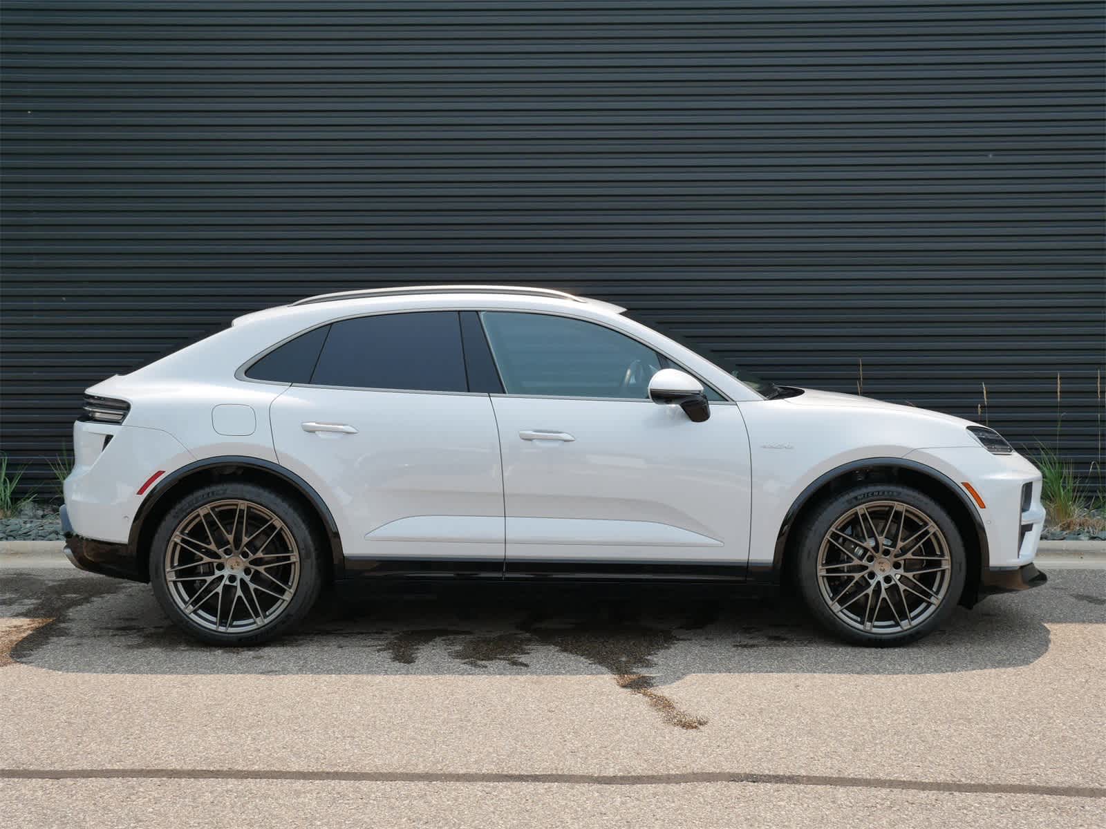 2025 Porsche Macan Electric Turbo photo 17