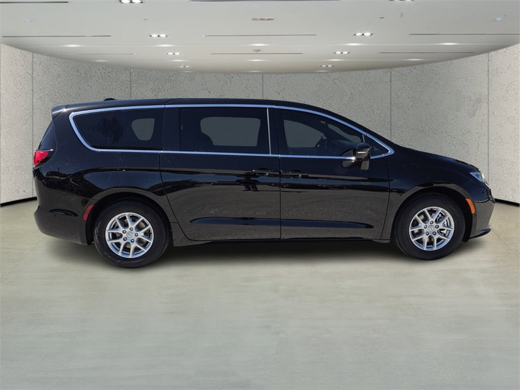 2025 Chrysler Pacifica photo 3