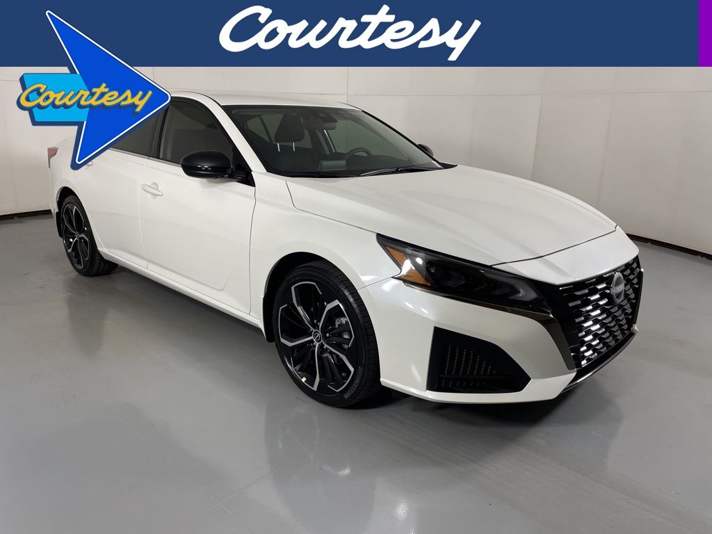 2025 Nissan Altima SR's photo