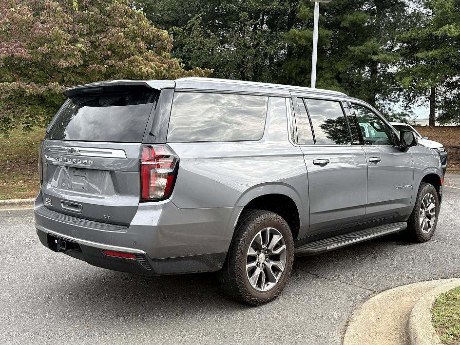 2022 Chevrolet Suburban LT photo 2