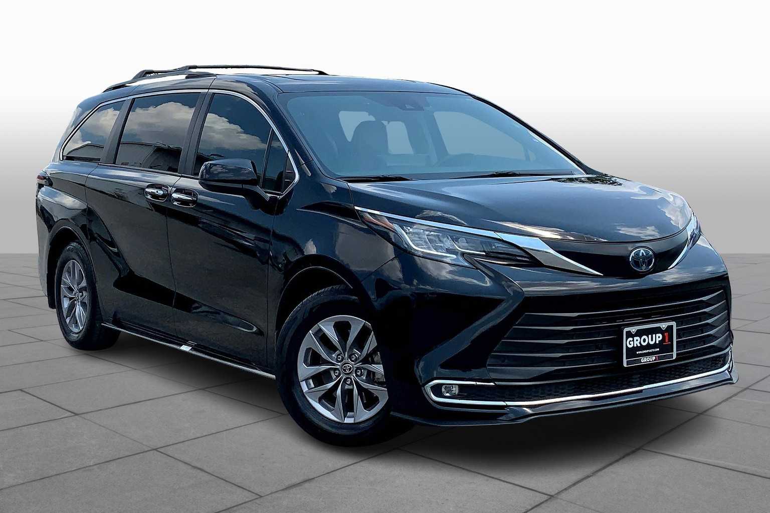 2022 Toyota Sienna XLE photo 2