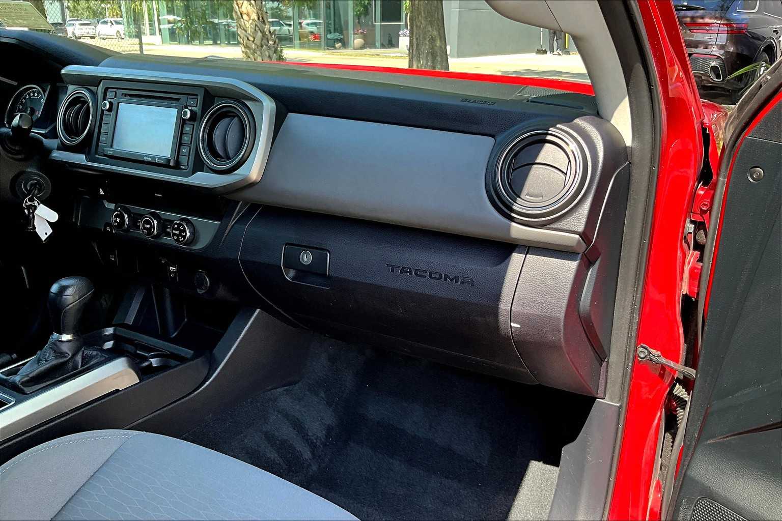 2017 Toyota Tacoma SR5 photo 16