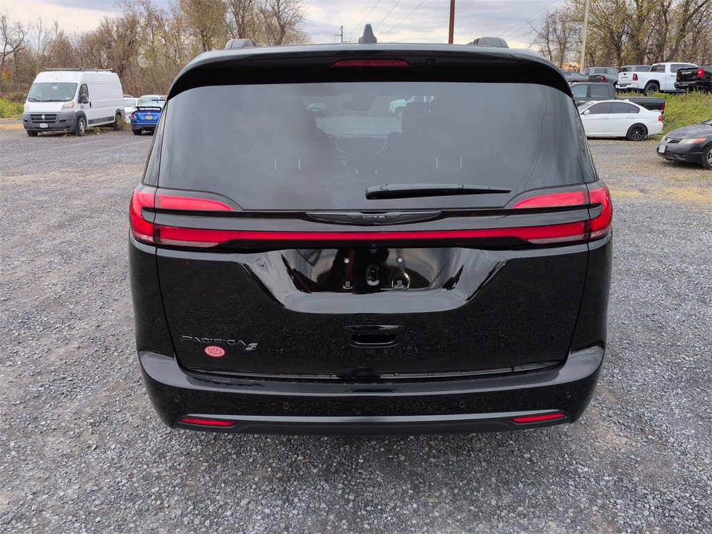 2026 Chrysler Pacifica photo 3