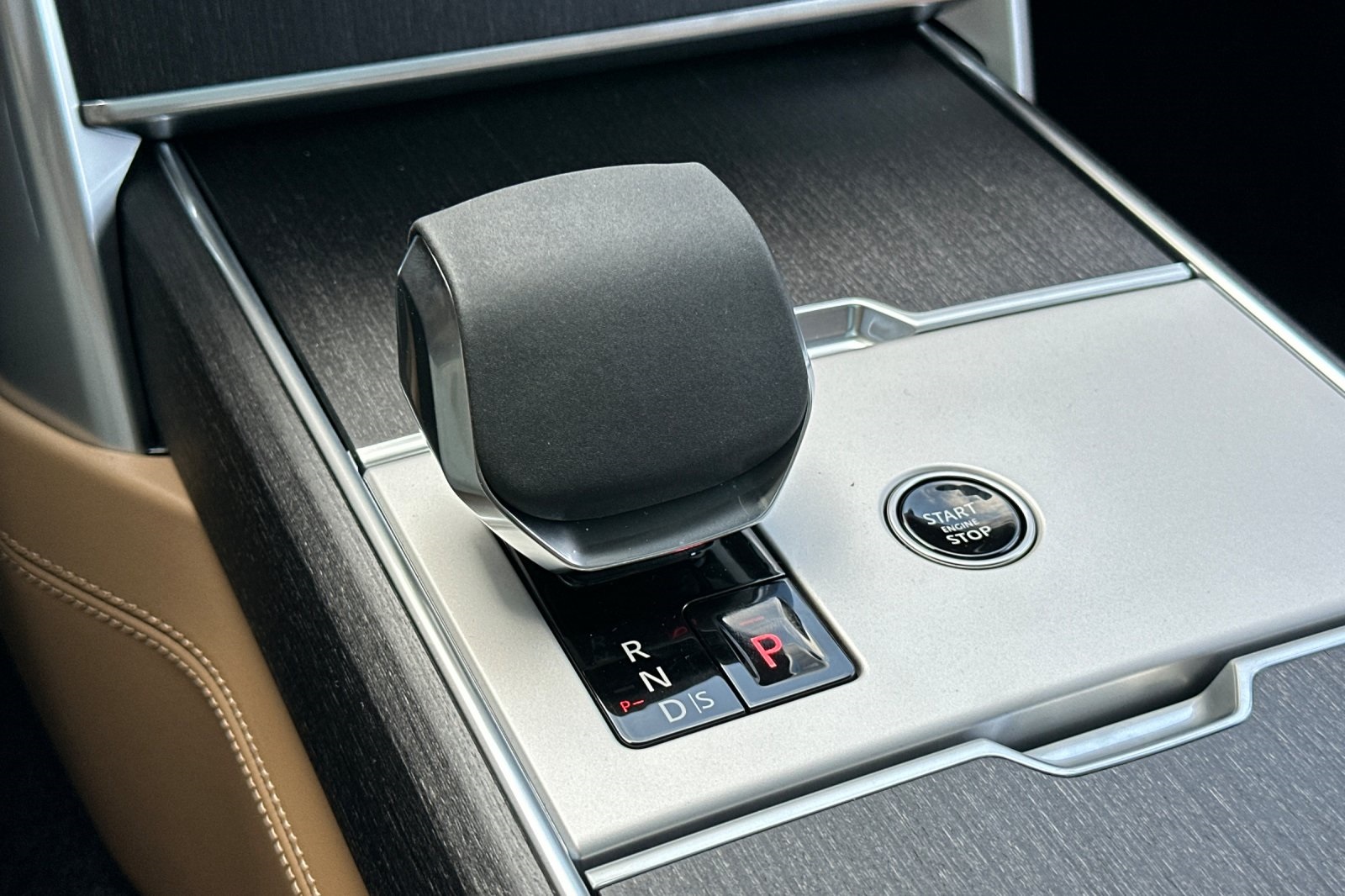 2025 Land Rover Range Rover SE photo 24