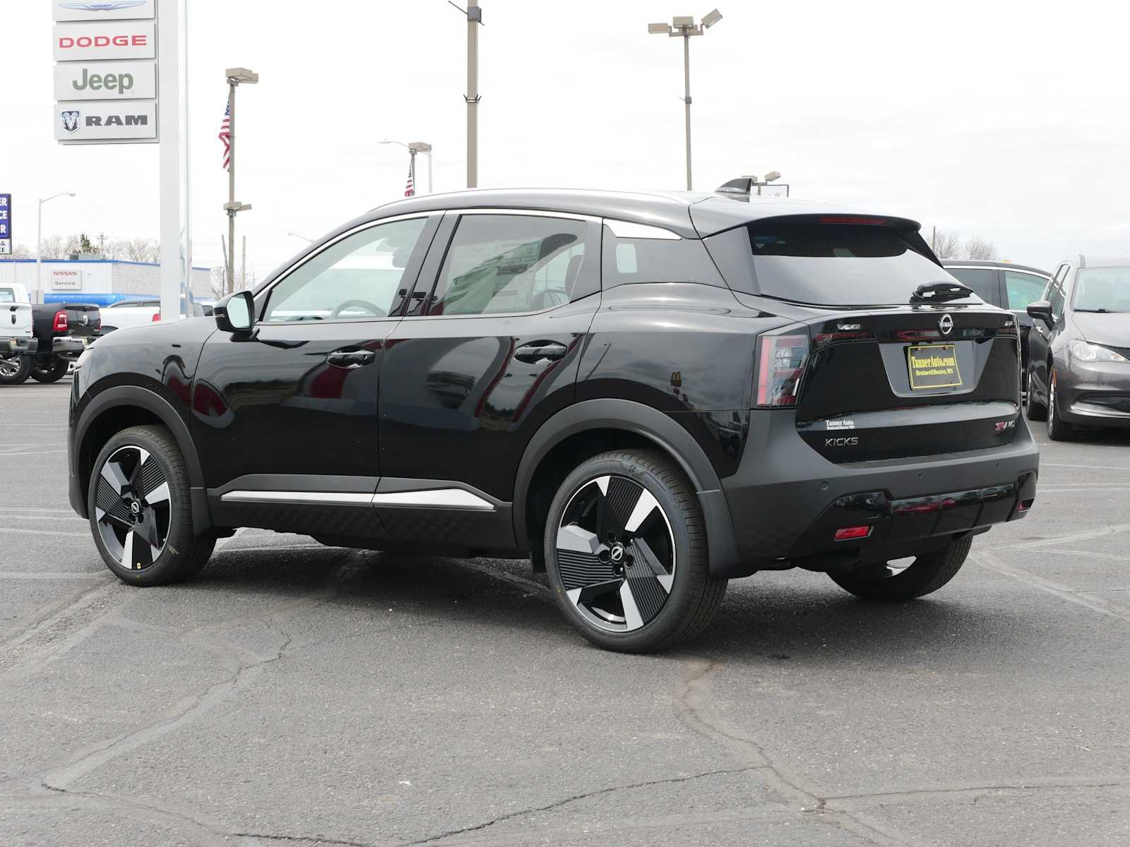 2025 Nissan Kicks SR photo 3