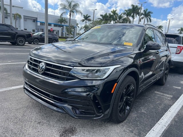 2024 Volkswagen Tiguan SE R-LINE BLACK's photo