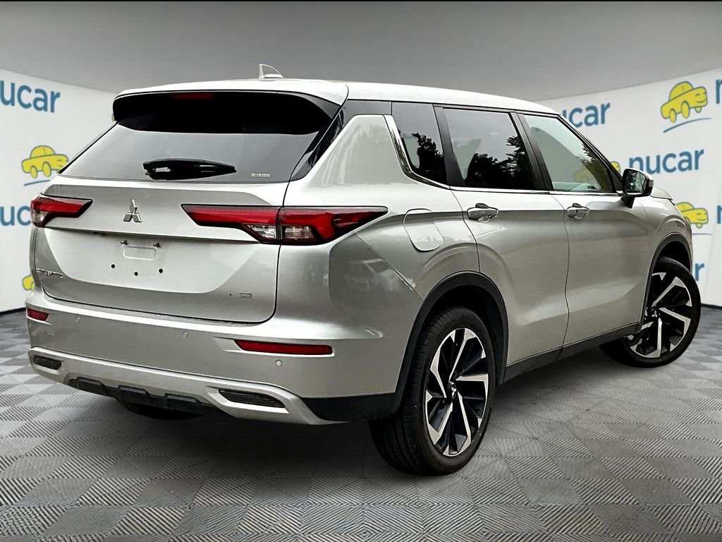 2023 Mitsubishi Outlander SE photo 4