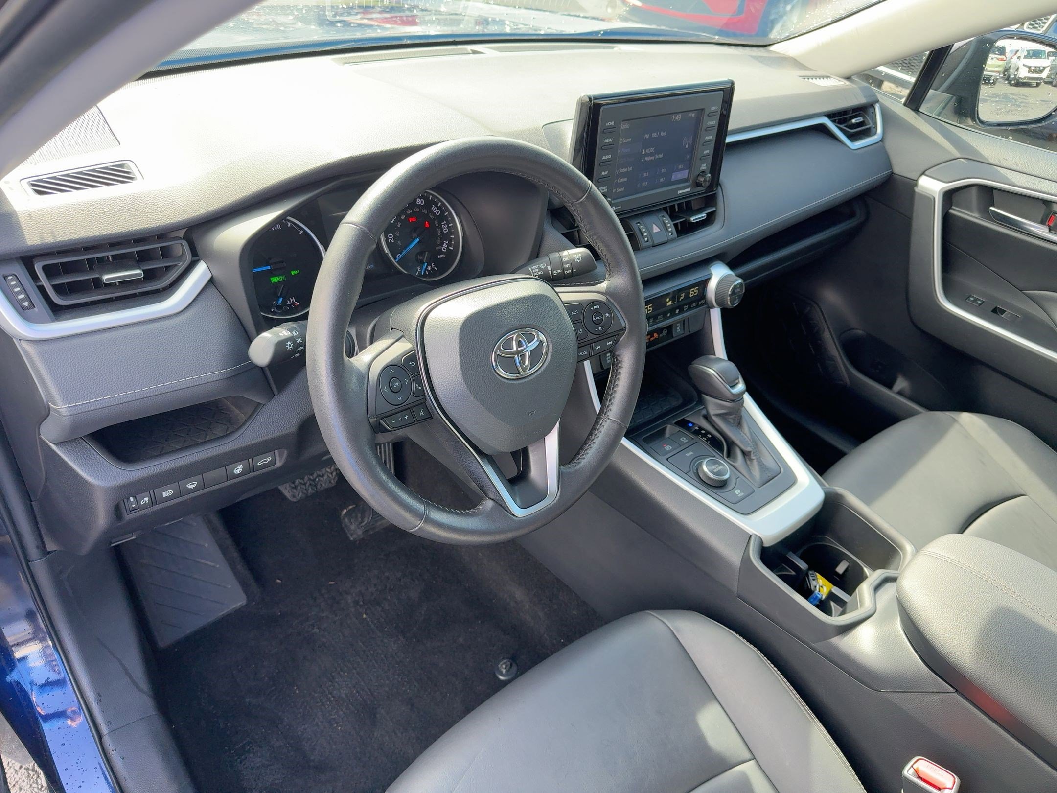 2022 Toyota RAV4 Hybrid XLE Premium photo 11