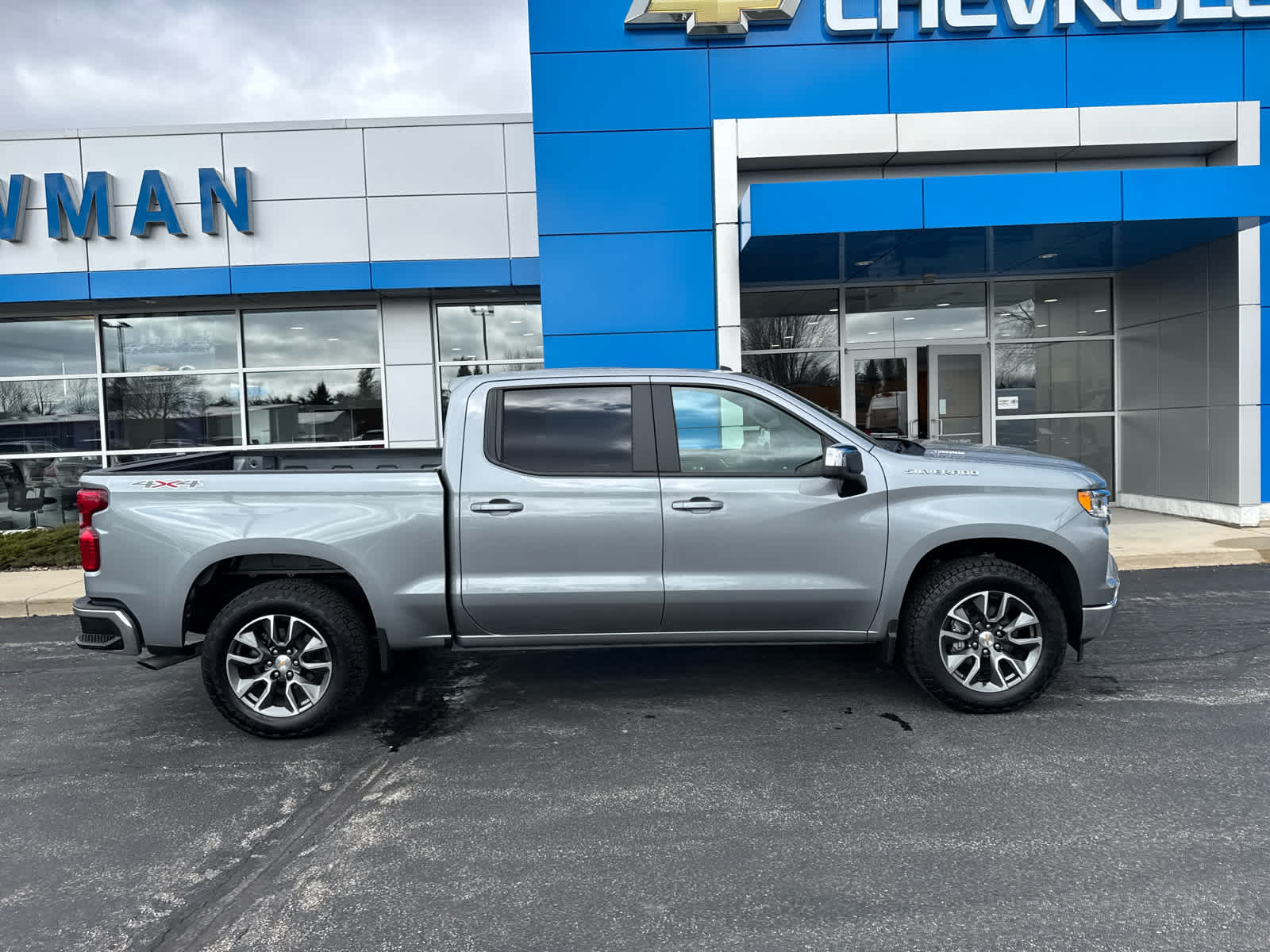 2025 Chevrolet Silverado 1500 LT photo 3