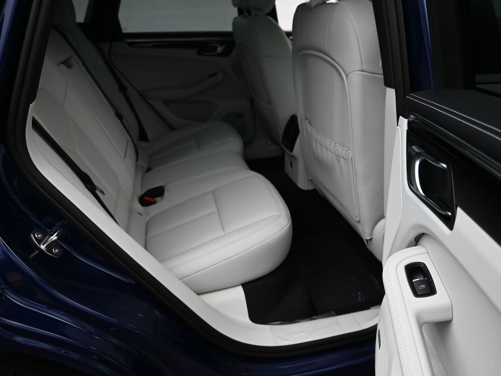 2026 Porsche Macan T photo 18