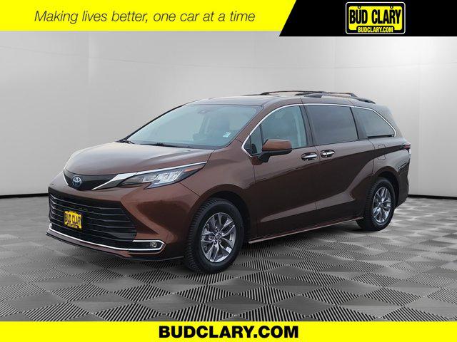 2023 Toyota Sienna XLE's photo