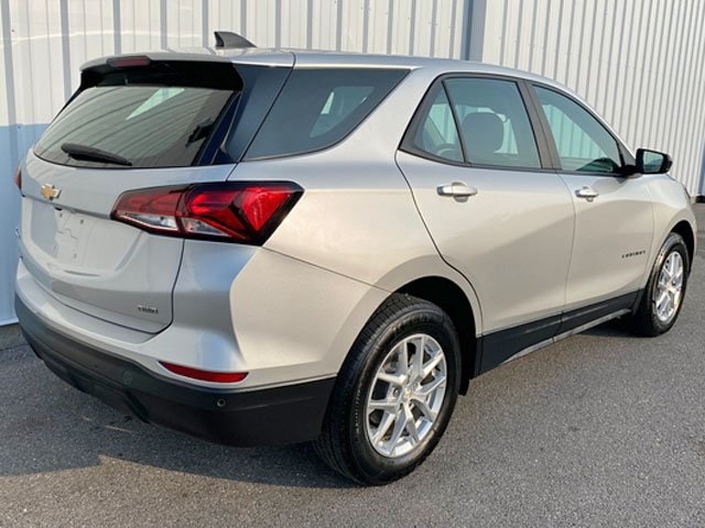 2022 Chevrolet Equinox LS photo 3