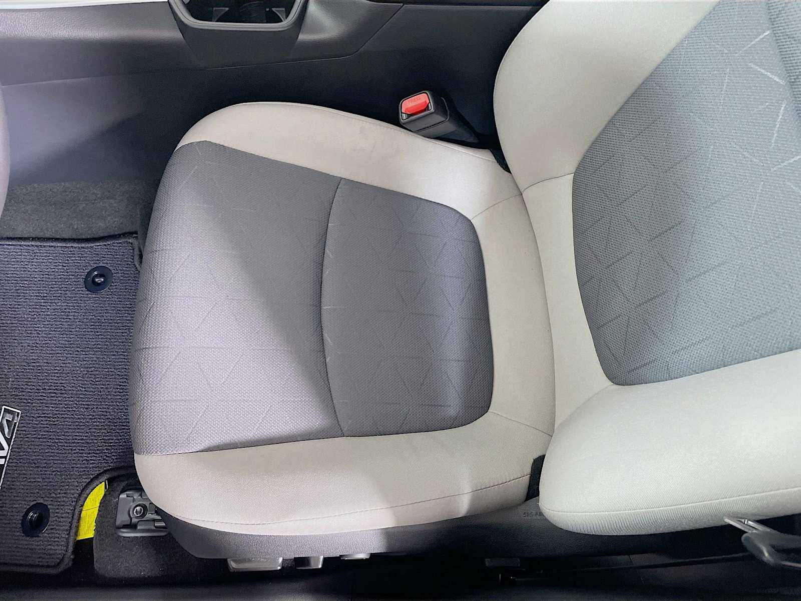 2023 Toyota RAV4 XLE photo 16