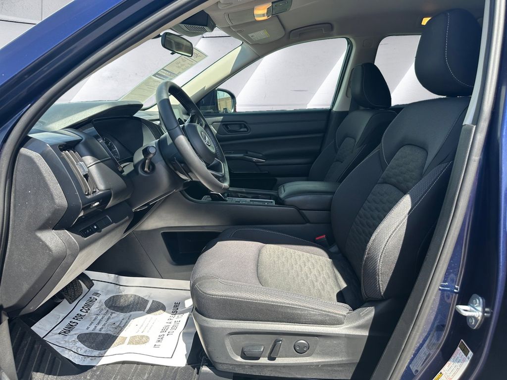 2023 Nissan Pathfinder SV photo 3