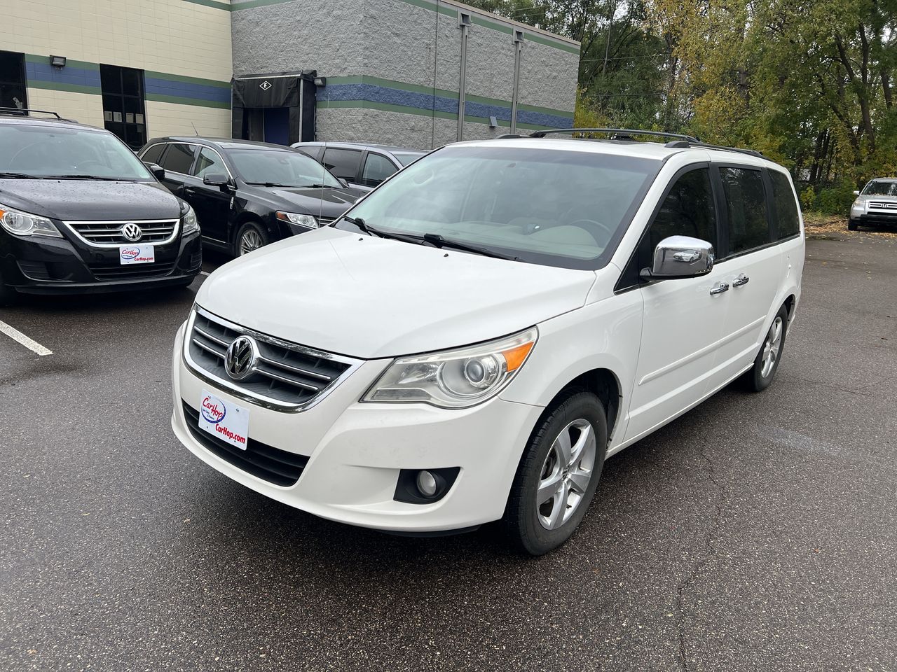 2010 Volkswagen Routan SEL's photo
