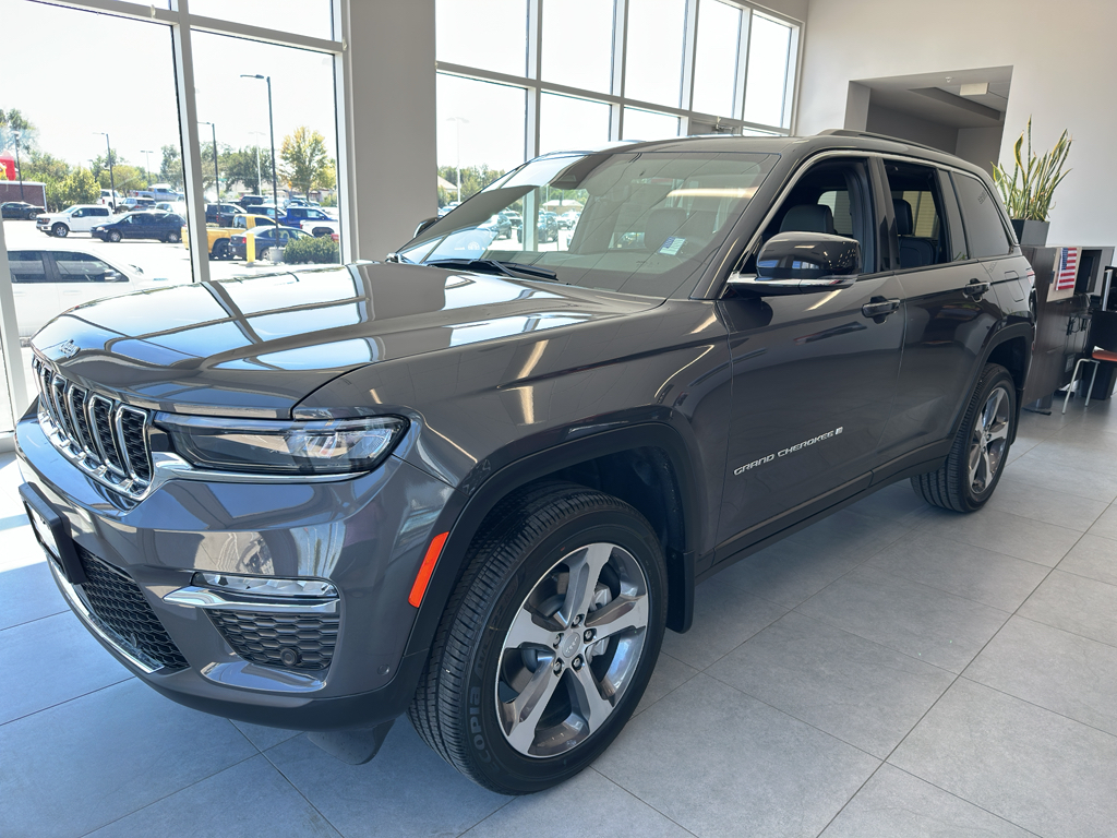 2025 Jeep Grand Cherokee Limited photo 2