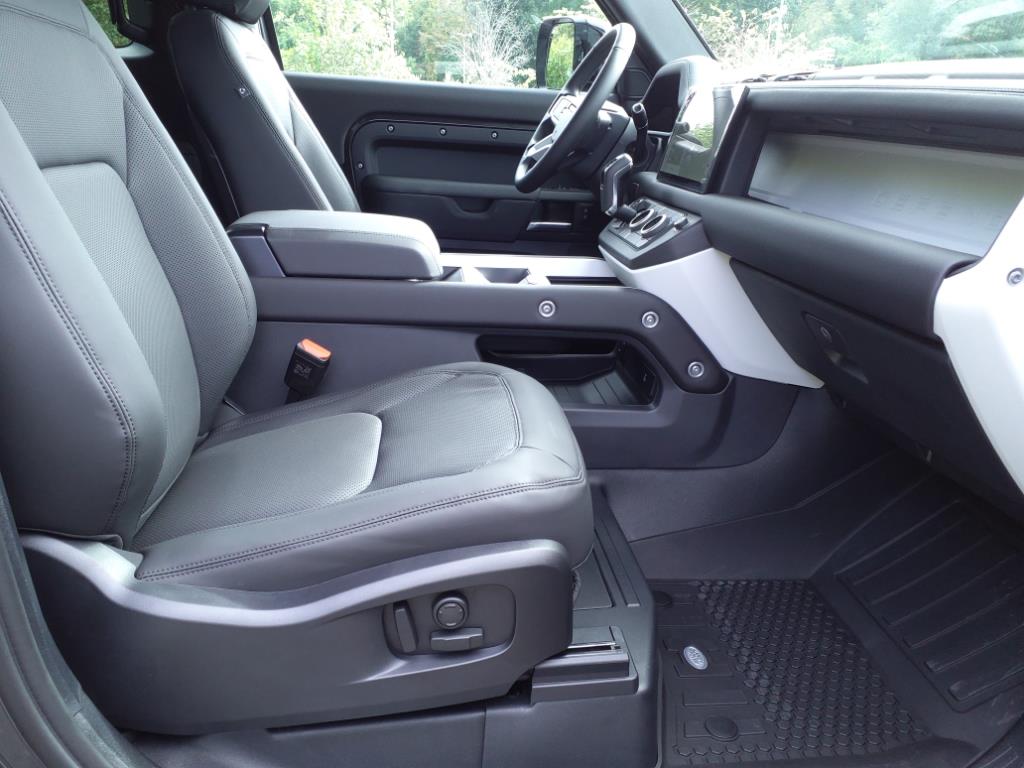 2025 Land Rover Defender 90 X-Dynamic SE photo 3