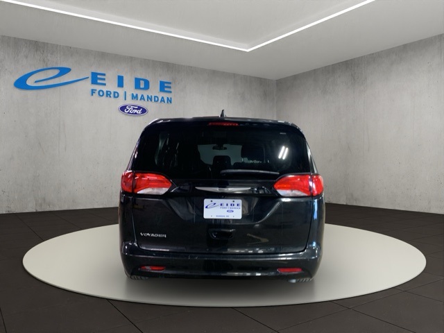 2022 Chrysler Voyager LX photo 3