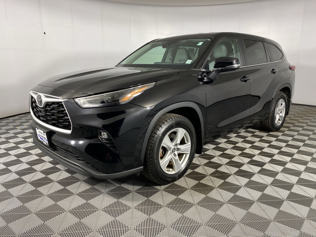 2024 Toyota Highlander LE photo 3